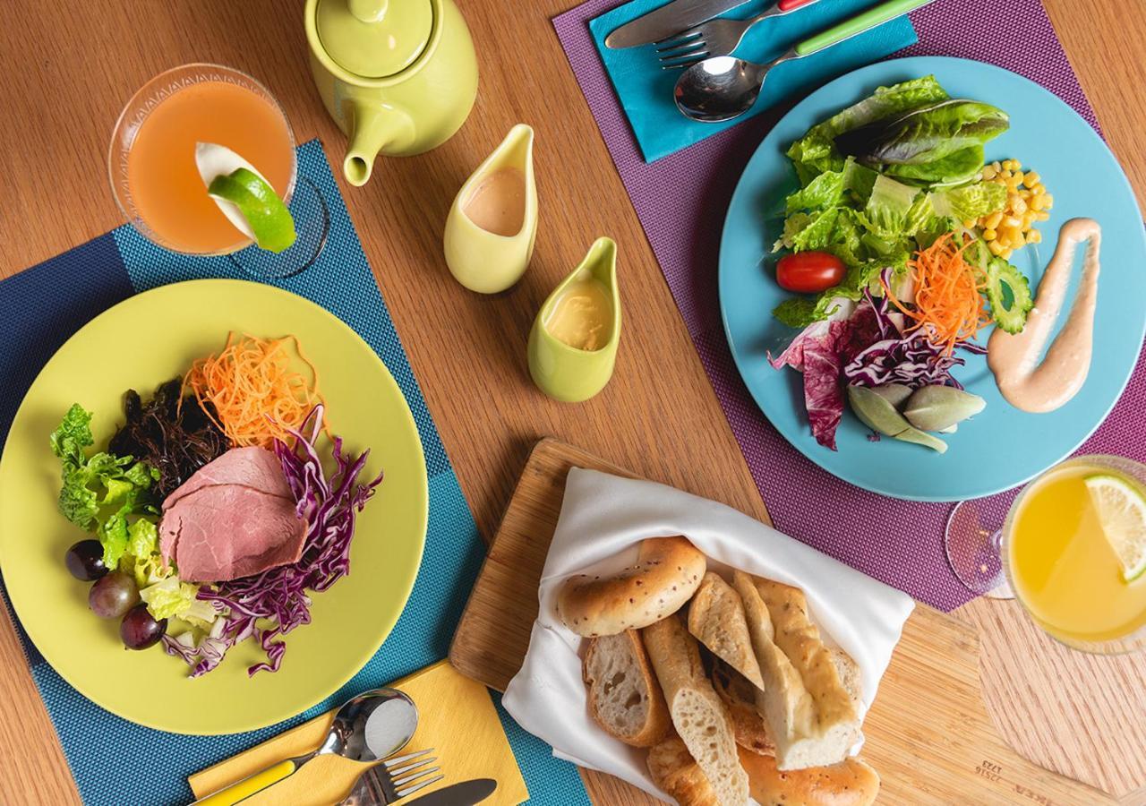 Hotel Indigo Kaohsiung Central Park, an IHG Hotel Bagian luar foto A salad with bread
