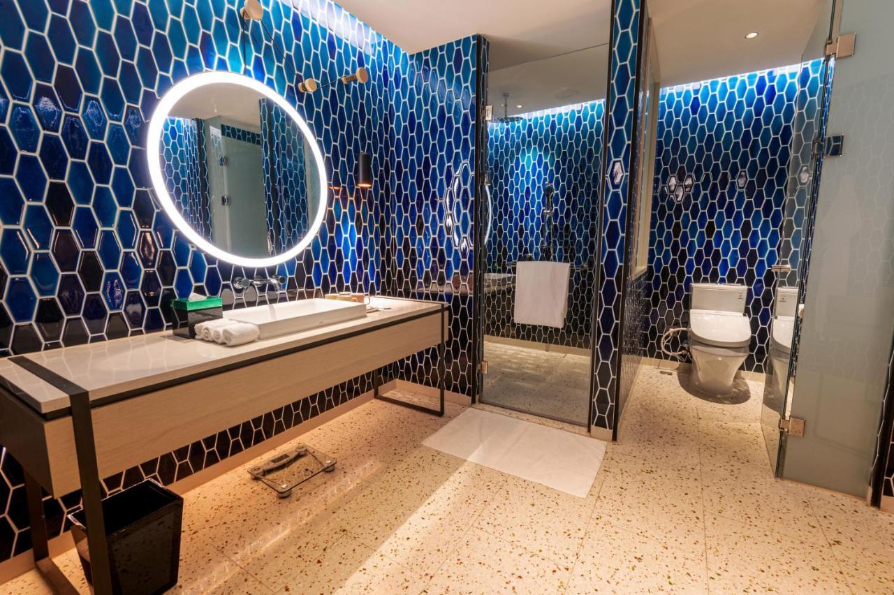 Hotel Indigo Kaohsiung Central Park, an IHG Hotel Bagian luar foto Bathroom of a Deluxe Room