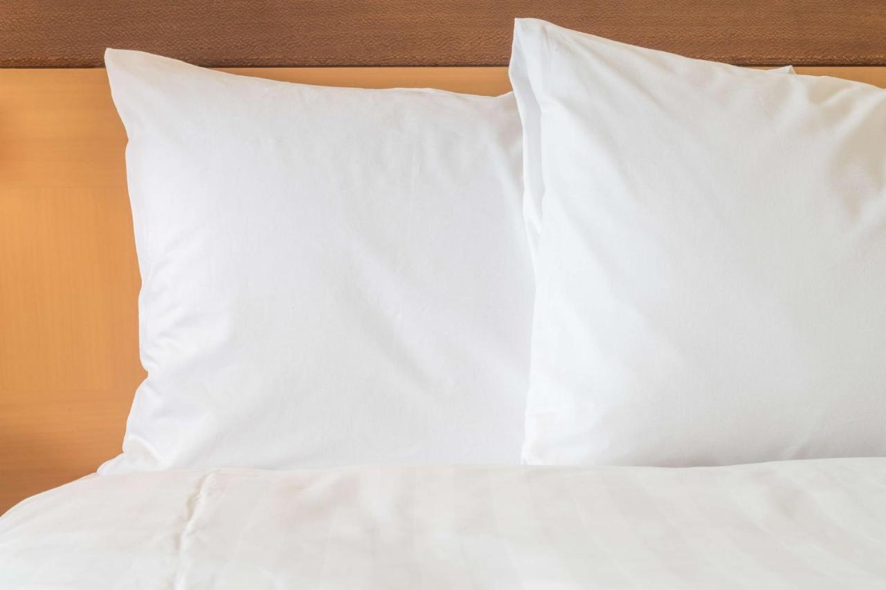Hotel Indigo Kaohsiung Central Park, an IHG Hotel Bagian luar foto Two pillows on a bed