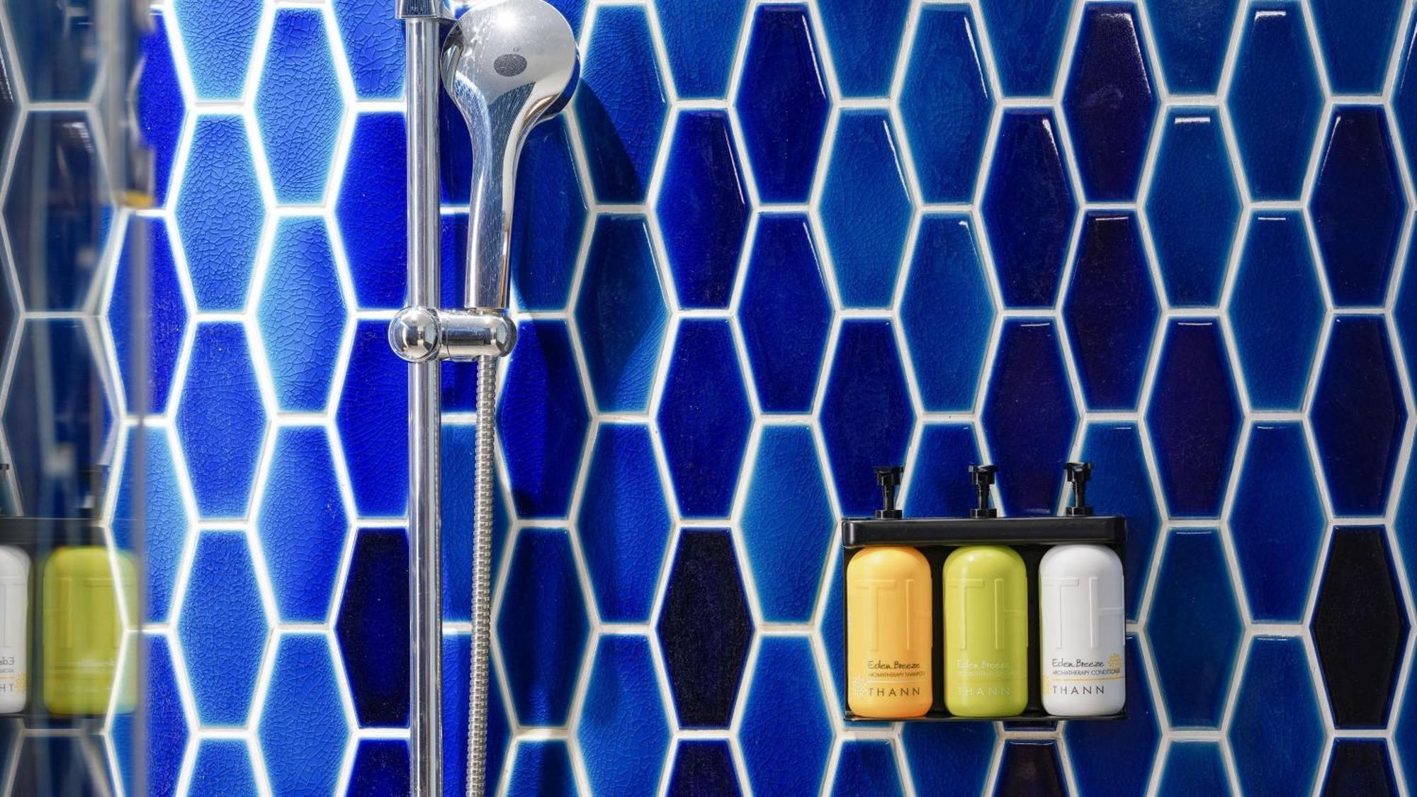 Hotel Indigo Kaohsiung Central Park, an IHG Hotel Bagian luar foto A shower