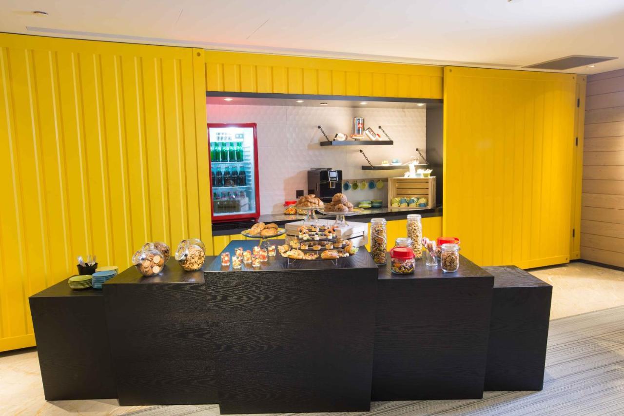 Hotel Indigo Kaohsiung Central Park, an IHG Hotel Bagian luar foto A coffee shop in the hotel